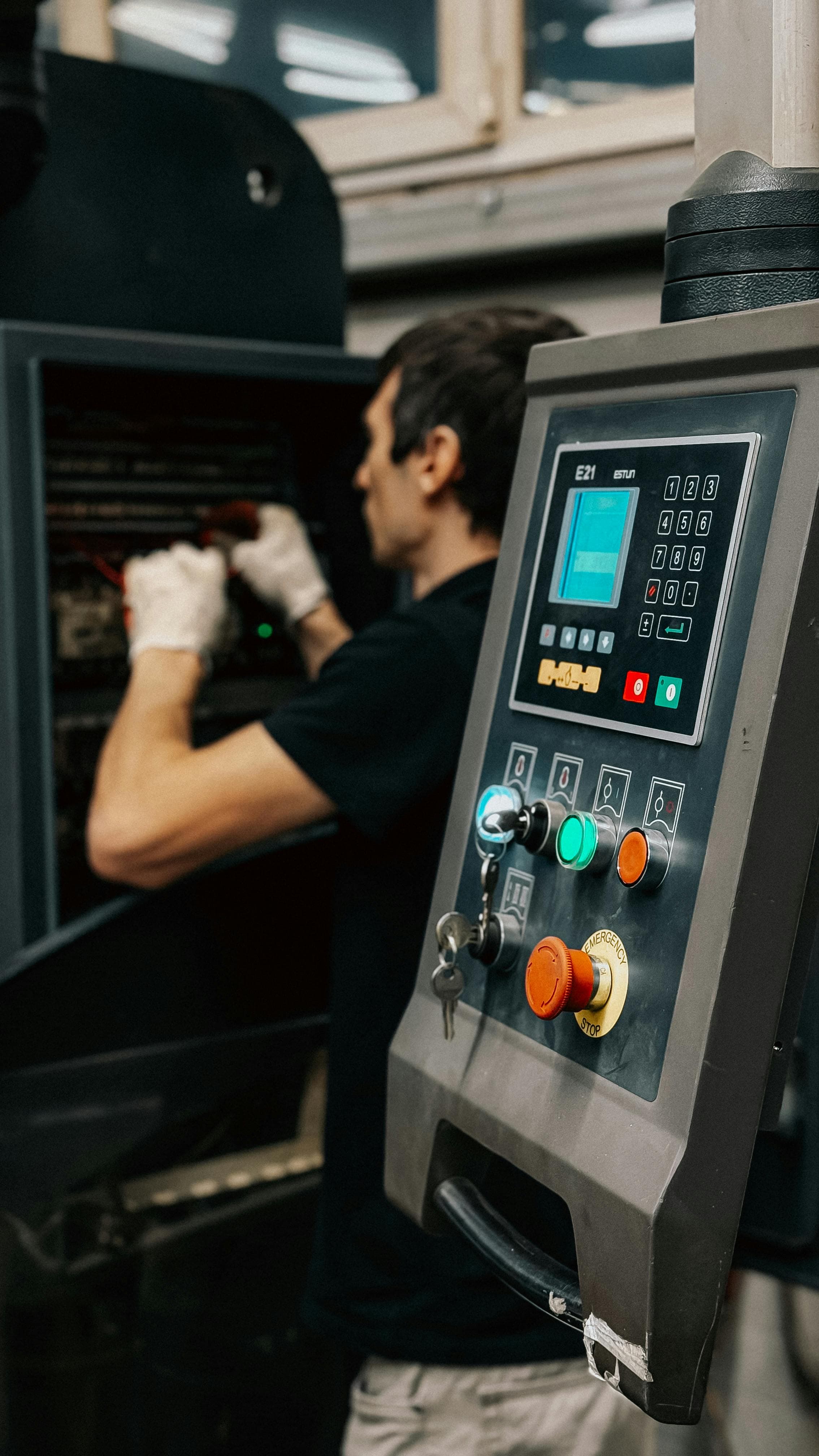 Técnico operando panel de control industrial